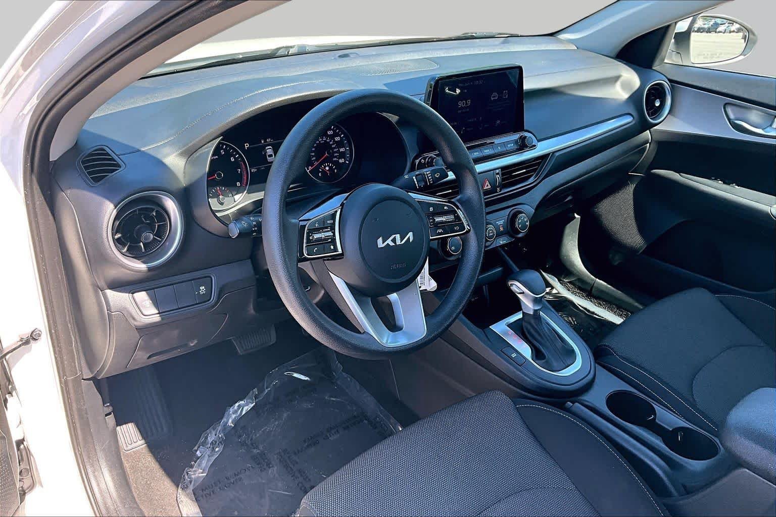 Used 2023 Snow White Pearl Kia LXS image 17