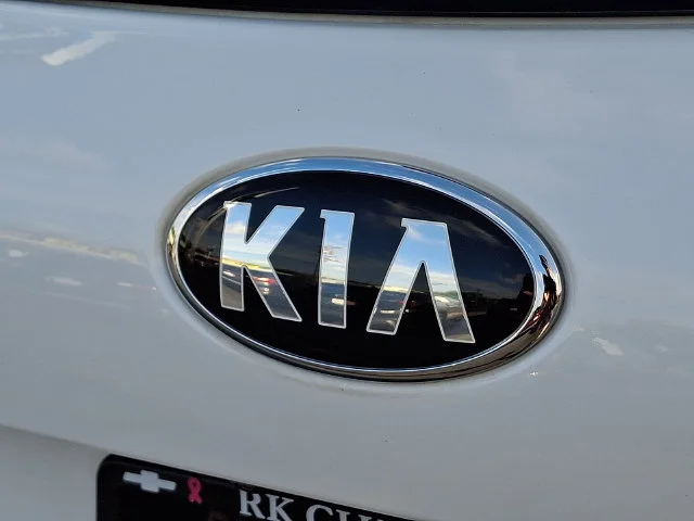 Used 2019 White Kia LX image 31