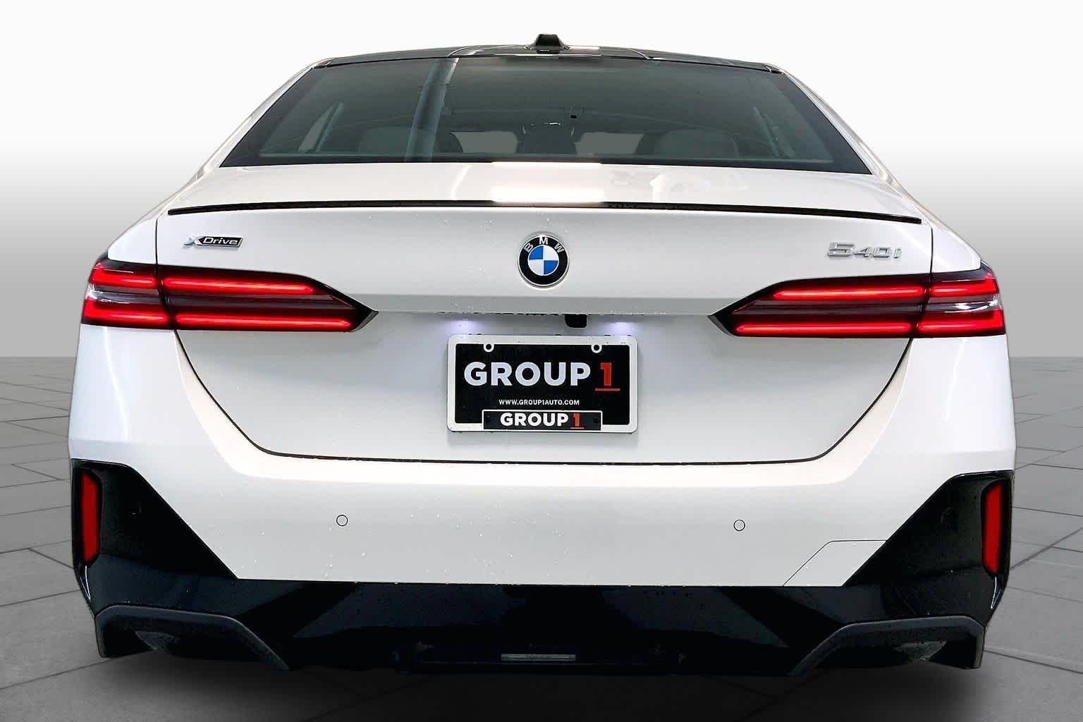 New 2027 Mineral White Metallic BMW 540i xDrive image 4