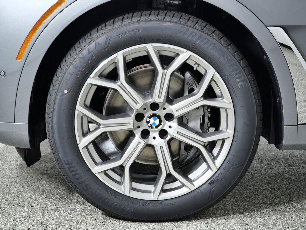 Used 2026 Skyscraper Grey Metallic BMW xDrive40i image 18