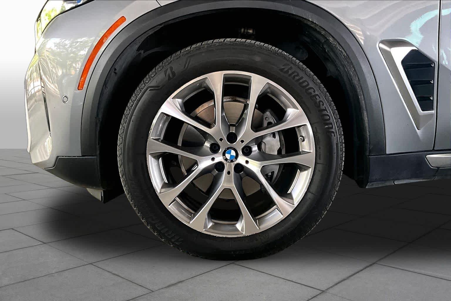 Used 2024 Skyscraper Grey Metallic BMW sDrive40i image 9