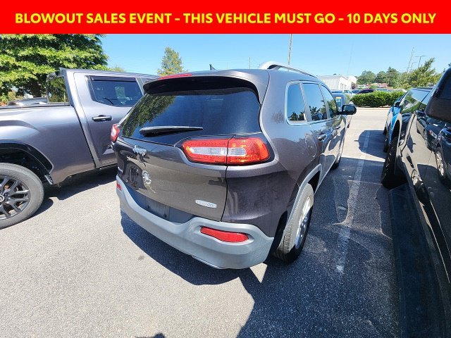 Used 2016 Gray Jeep Latitude image 12