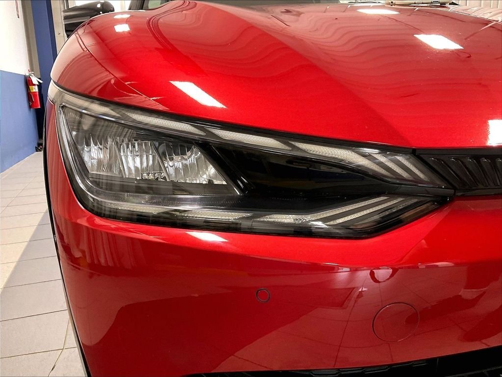 Used 2022 Red Kia Wind image 33