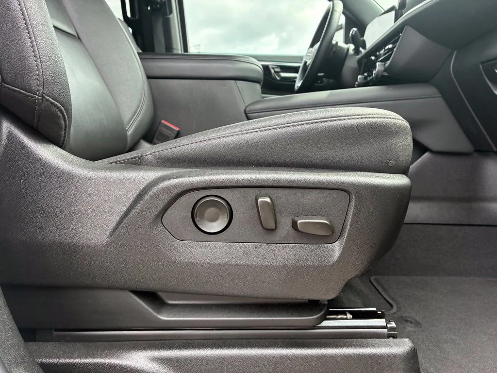 Used 2025 Summit White Chevrolet LT image 115