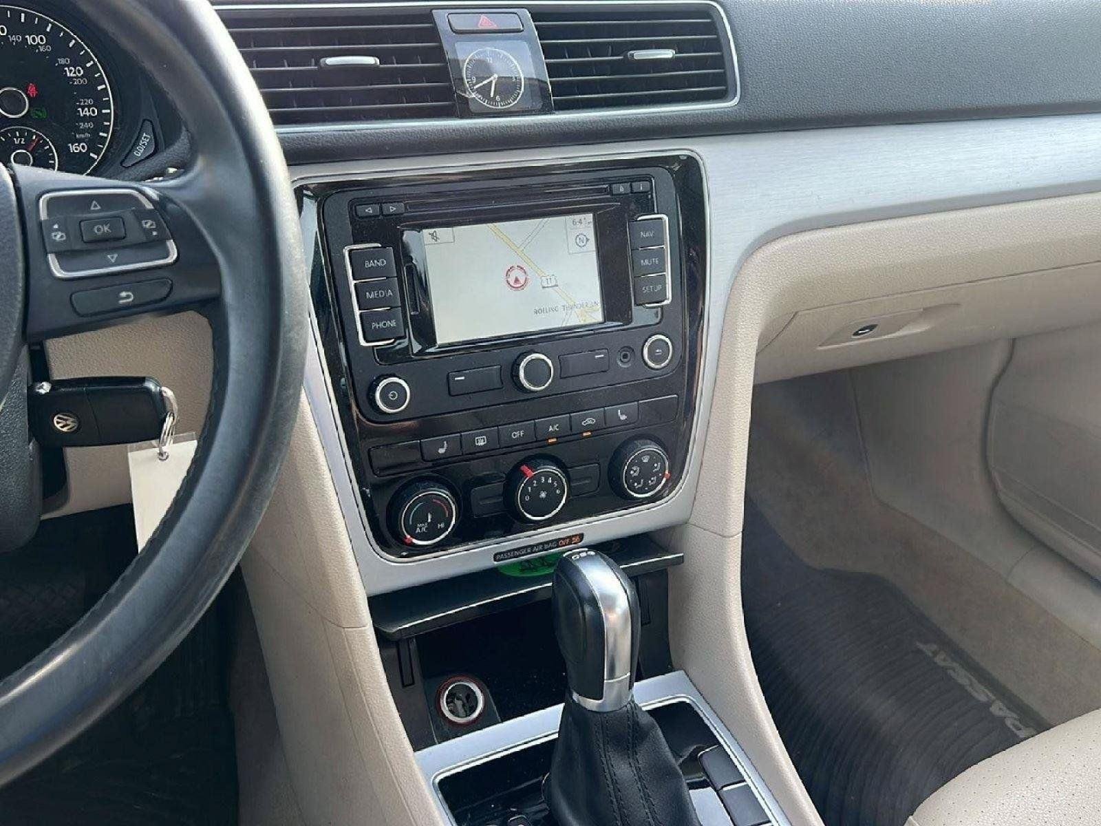 Used 2013 Candy White Volkswagen TDI SE w/Sunroof & Nav image 14