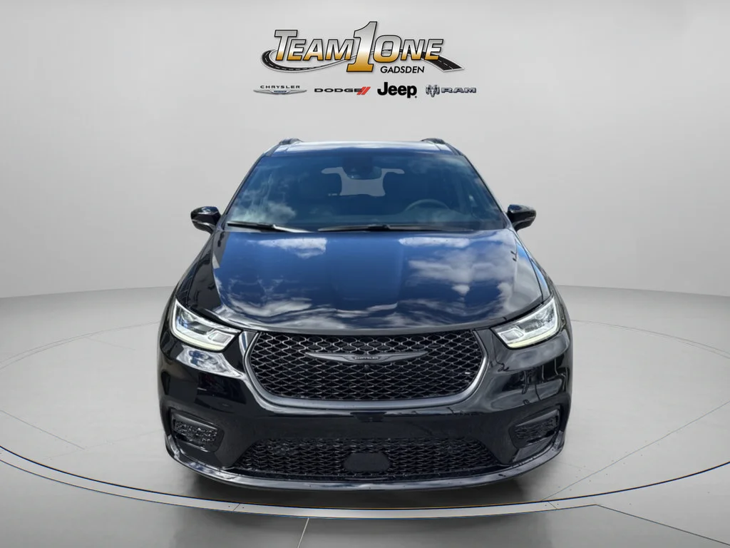 New 2026 Diamond Black Crystal Pearl-Coat Exterior Paint Chrysler Select image 2