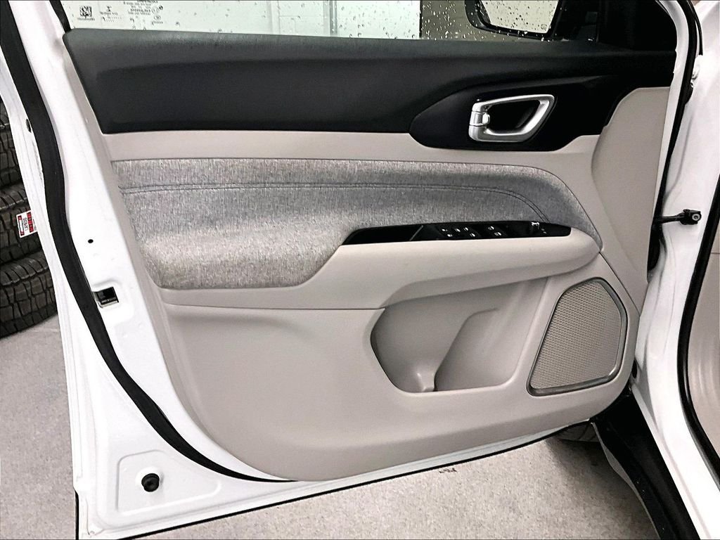 Used 2022 White Jeep Latitude image 9
