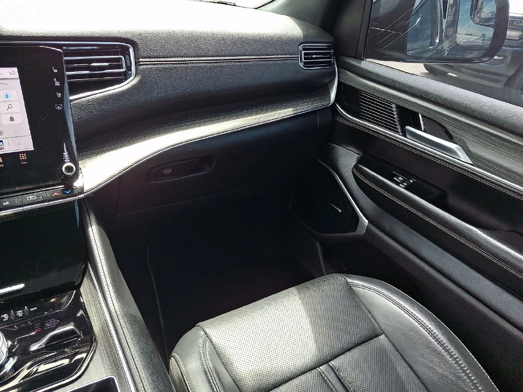 Used 2023 Diamond Black Crystal Pearlcoat Jeep Series III image 17