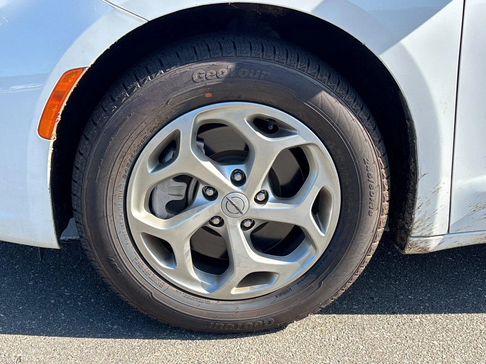 Used 2023  Chrysler Limited image 9