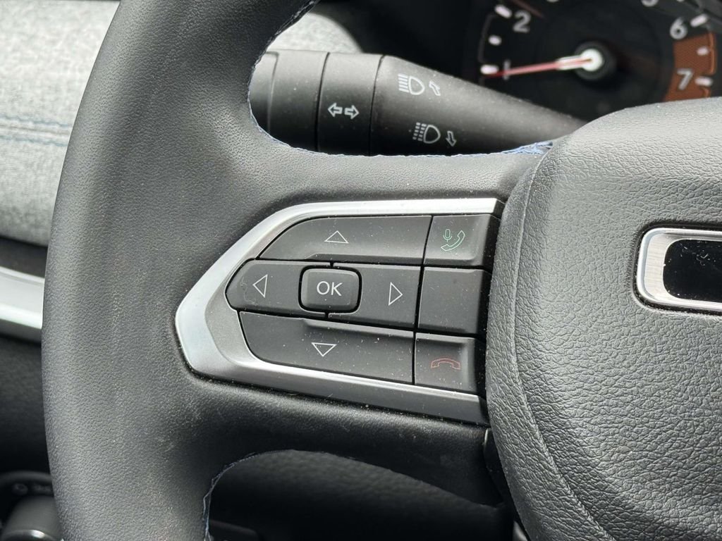 Used 2022 Red Jeep Latitude image 22