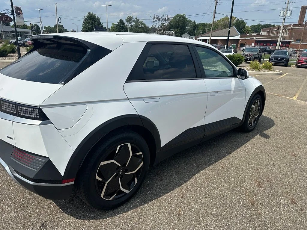 Used 2022 White Hyundai SE image 5