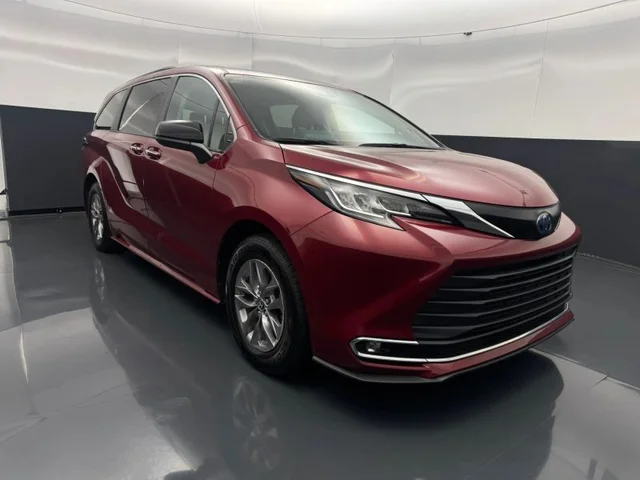 2023 Toyota Sienna XLE Minivan 4D
