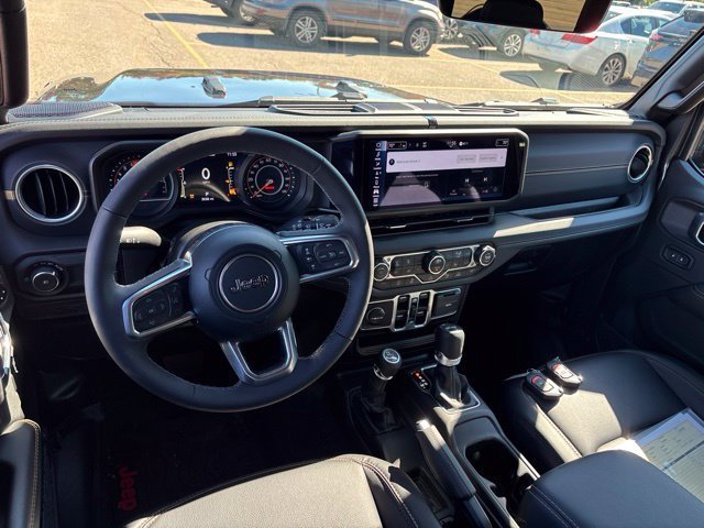 Used 2026 Granite Crystal Metallic Clearcoat Jeep Sahara image 13
