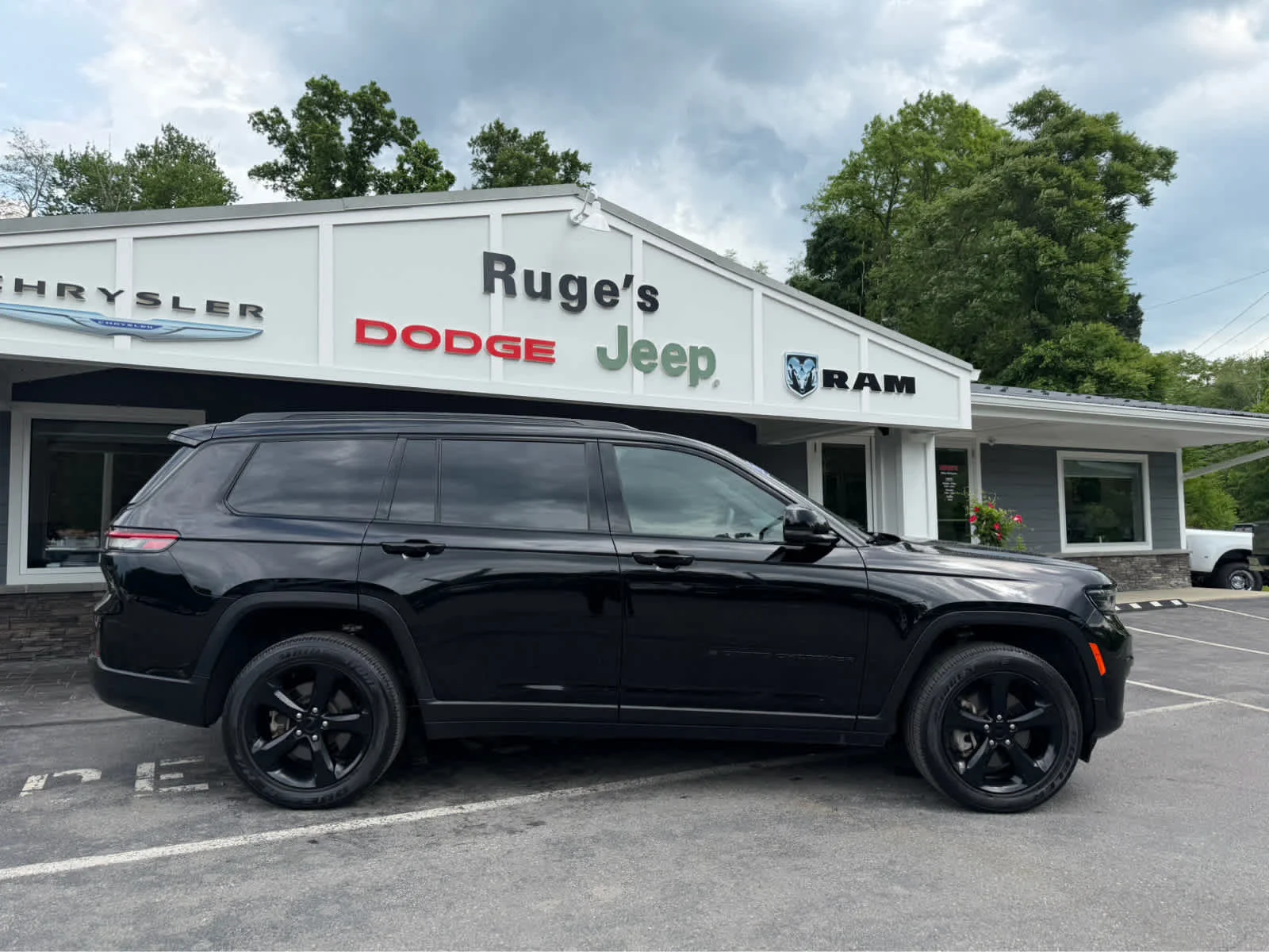 Used 2023 Diamond Black Crystal Pearlcoat Jeep Altitude image 7