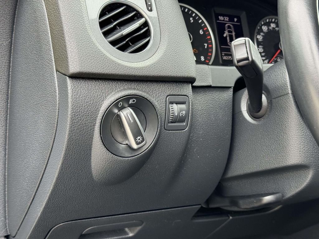 Used 2018 Silver Volkswagen 2.0T image 9