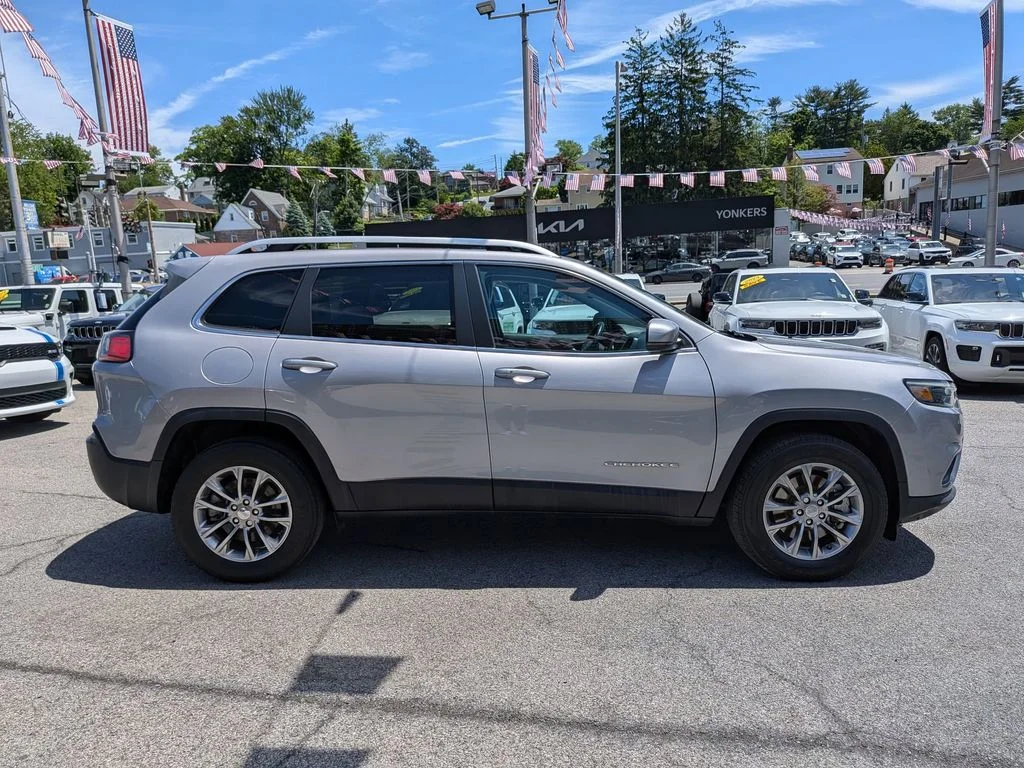 Used 2021 Silver Jeep Latitude Lux image 5
