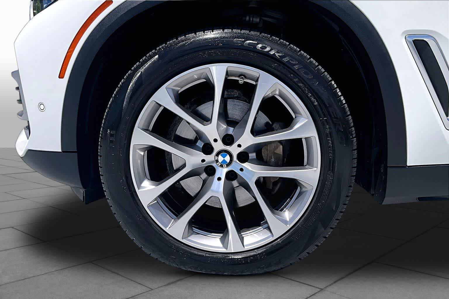 Used 2022 Alpine White BMW sDrive40i image 11