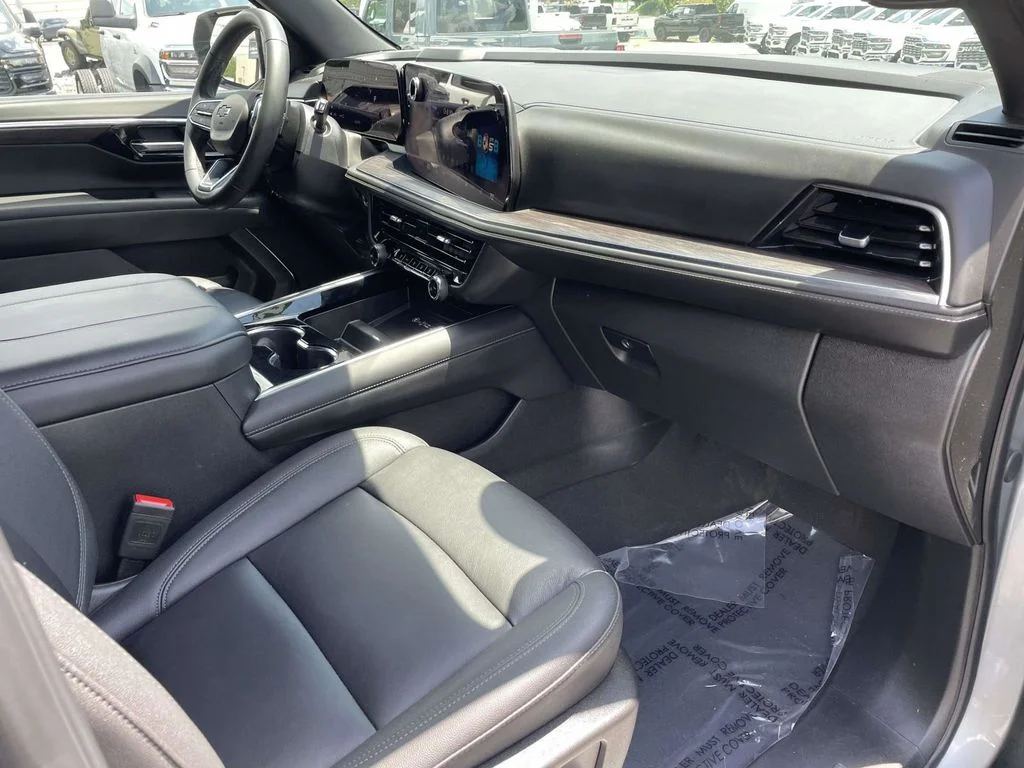Used 2025 Gray Chevrolet Z71 image 14
