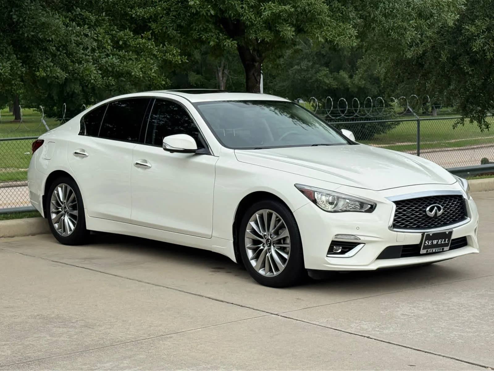 Certified Used 2023 Pure White INFINITI LUXE image 4