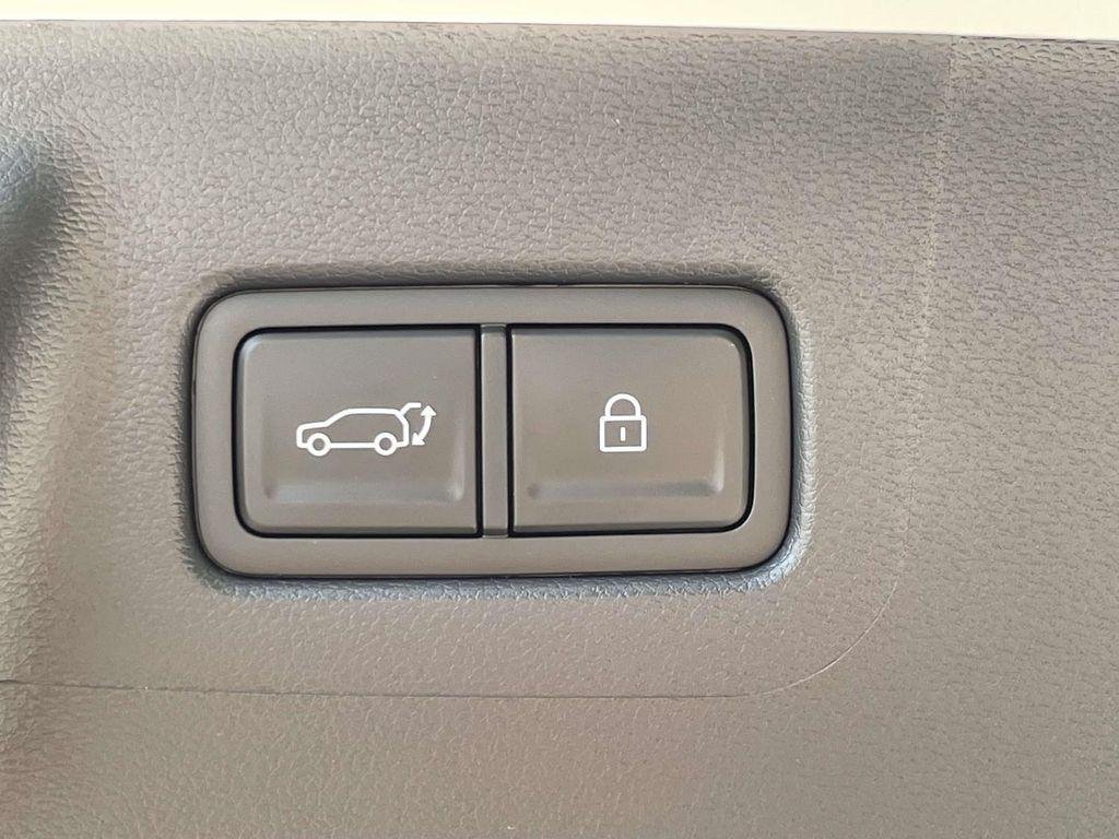 New 2027 White Hyundai SE AWD image 10