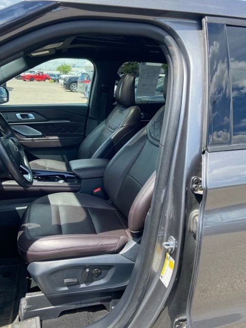 Used 2025 Carbonized Gray Metallic Ford Platinum image 5