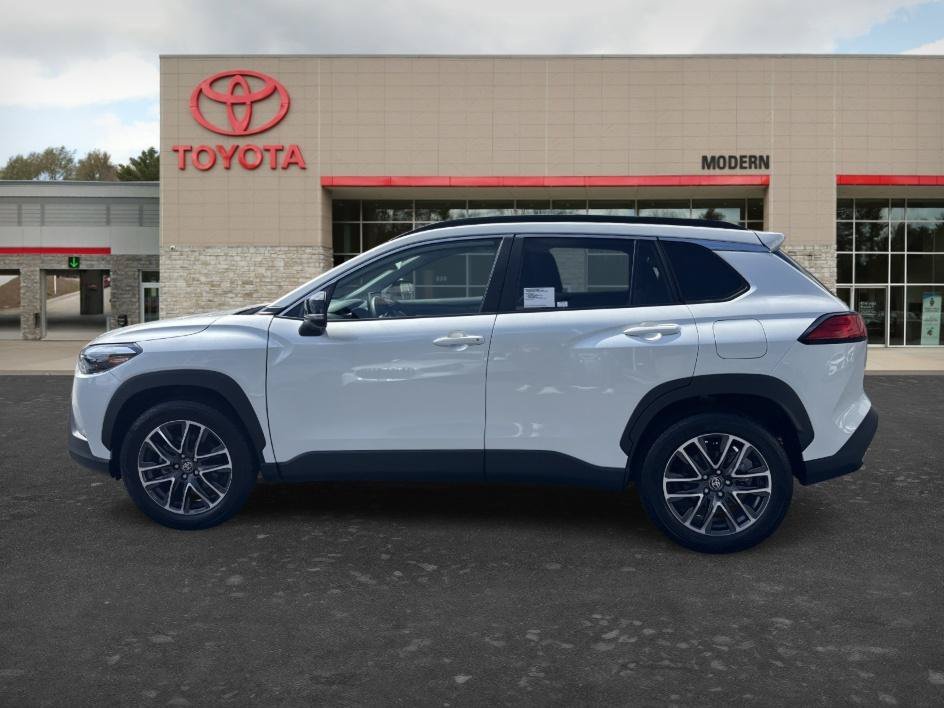 Used 2026 Wind Chill Pearl Toyota XLE image 4