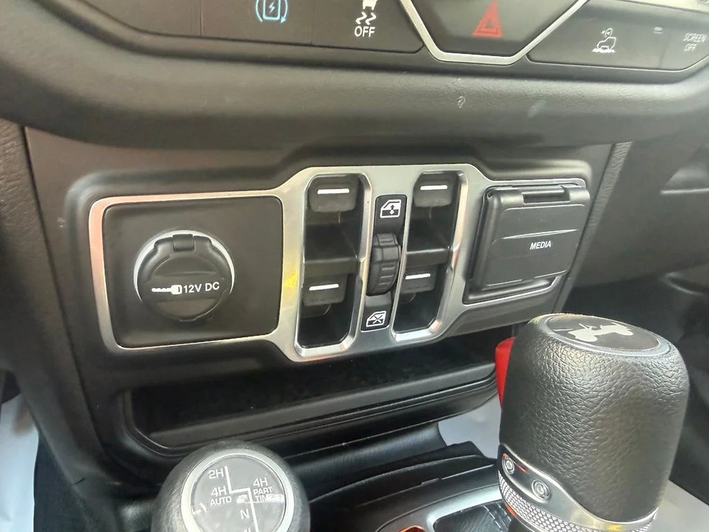 Used 2025 Gray Jeep Sahara 4xe image 27