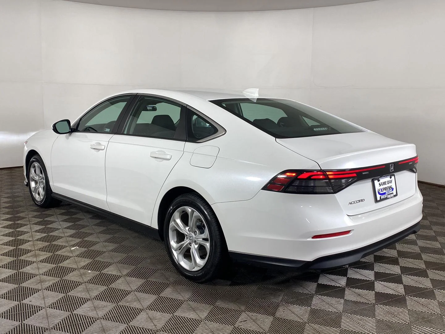 Used 2023 Platinum White Pearl Honda LX image 4
