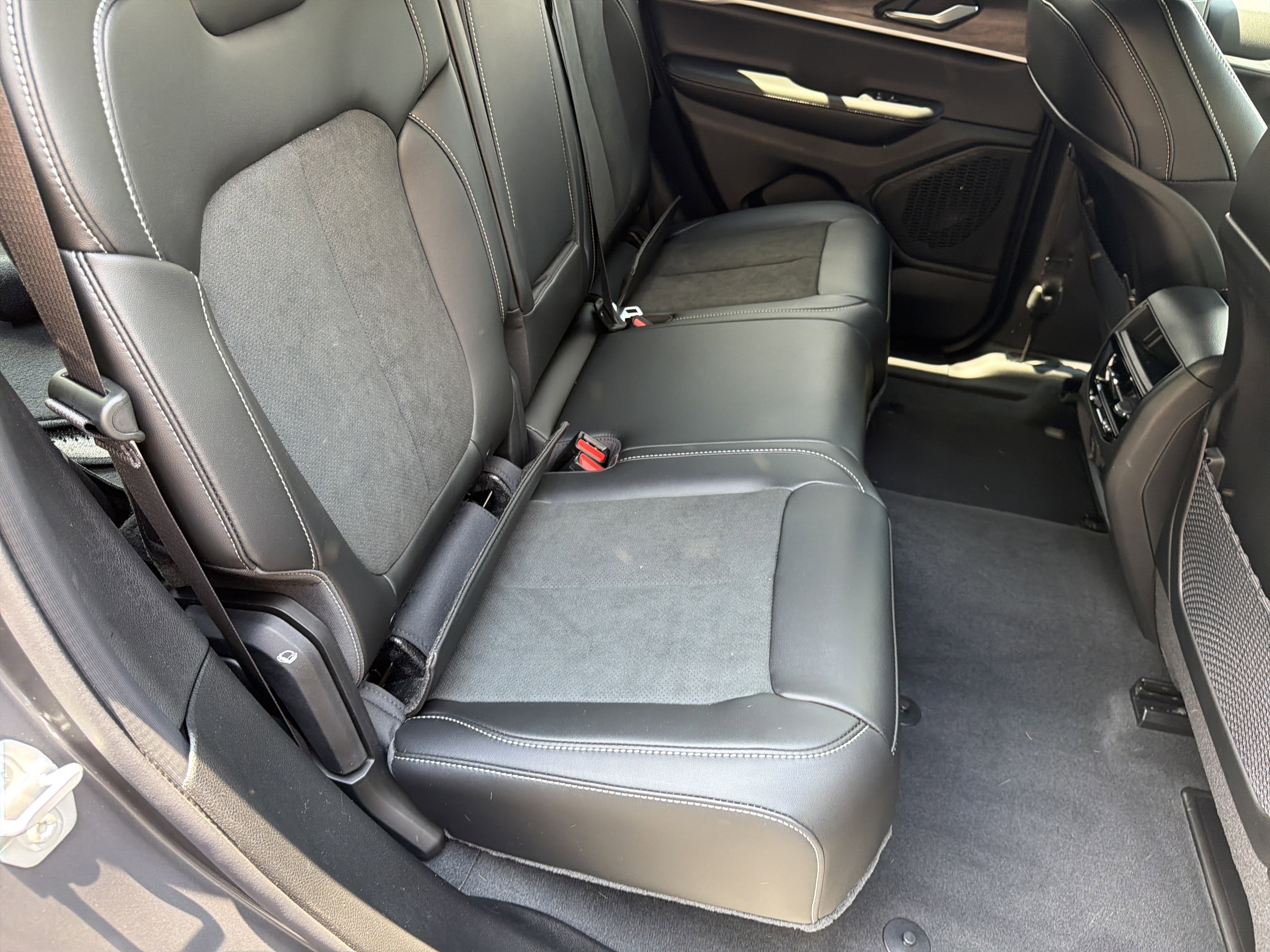 New 2026 Baltic Gray Metallic Clear-Coat Exterior Paint Jeep Altitude image 18