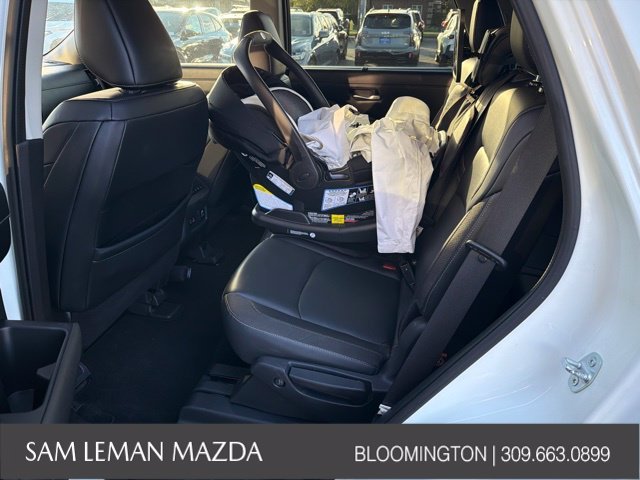 Used 2022 White Nissan SL image 16