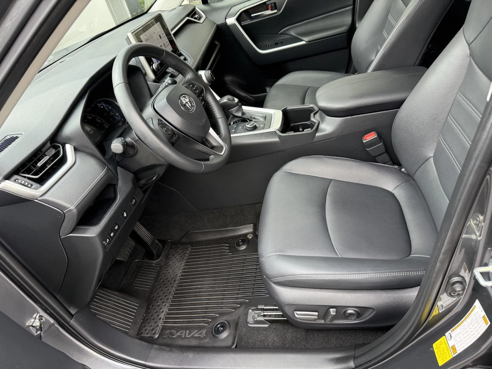 Used 2025 Magnetic Gray Metallic Toyota Hybrid XLE Premium image 14