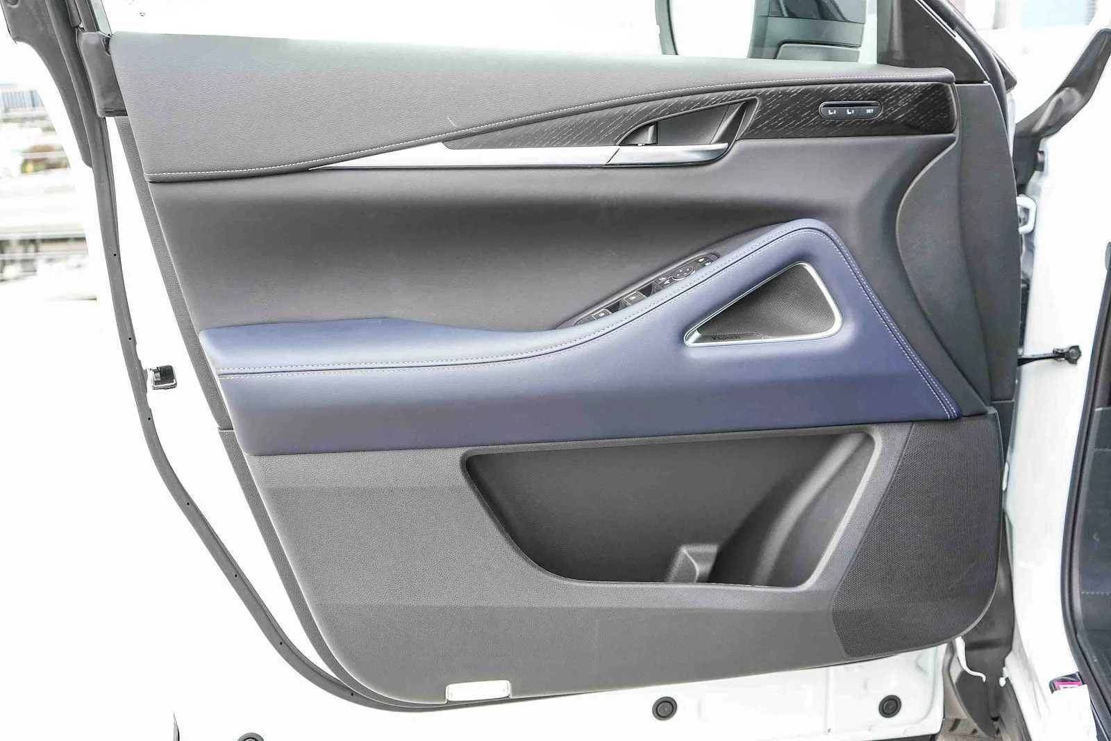 New 2026 RADIANT WHITE INFINITI Sport AWD image 25