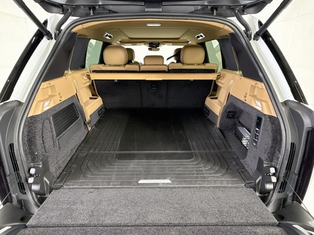 New 2026 Fuji White LAND ROVER SE LWB 7-Seats / V8 image 27