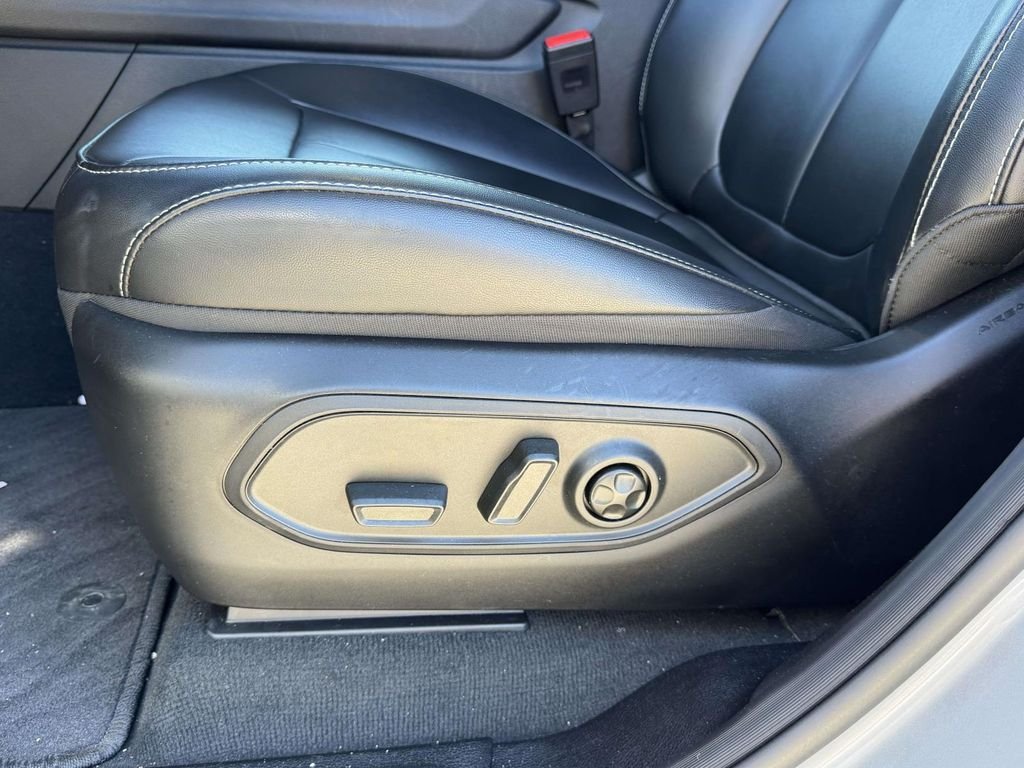 Used 2025 Silver Jeep Limited image 20