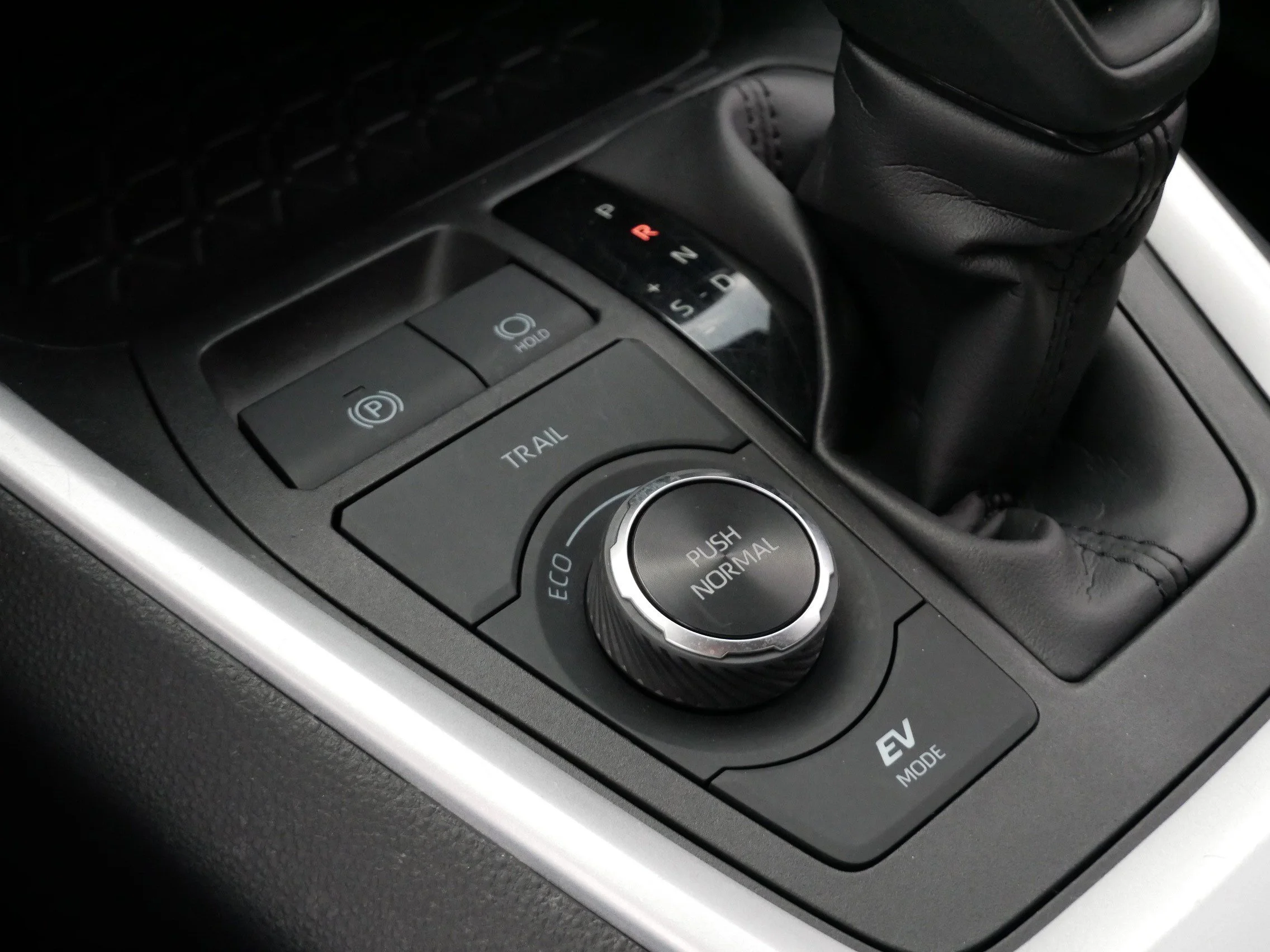 2025 Toyota RAV4 LE - Photo 28