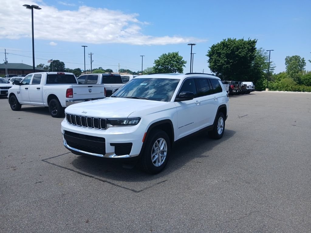 New 2026 Bright White Clear-Coat Exterior Paint Jeep Laredo image 4