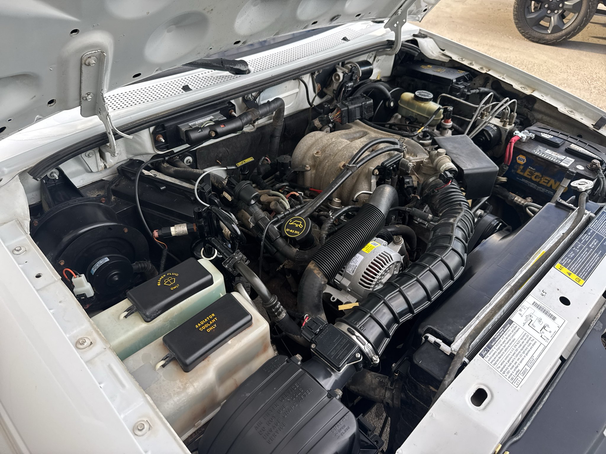Used 2001 Oxford White Clearcoat Ford Edge image 13