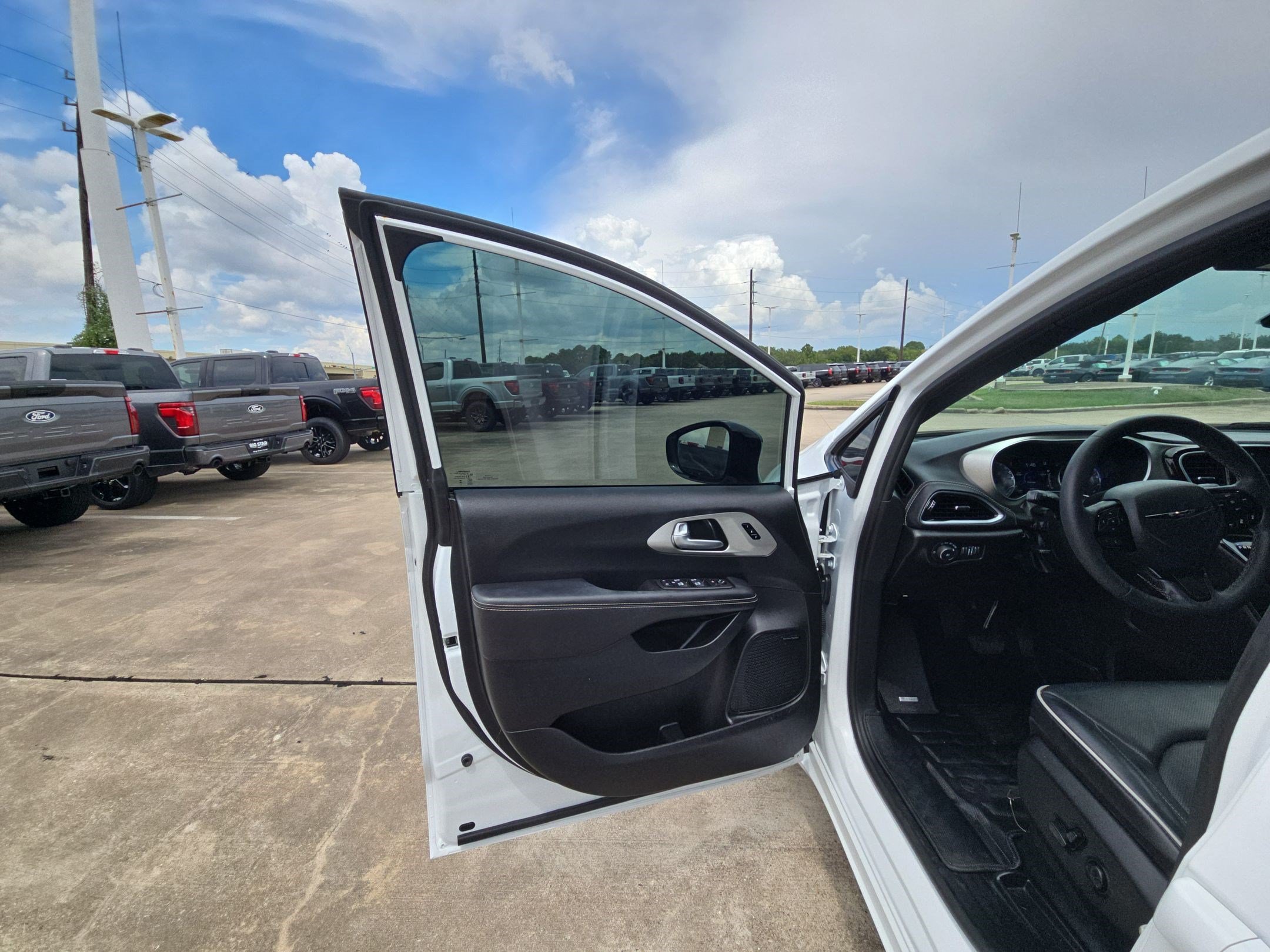 Used 2024 Bright White Clearcoat Chrysler Limited image 11