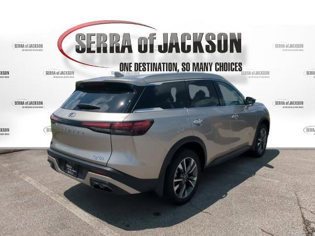 Used 2025 Warm Titanium INFINITI LUXE image 9