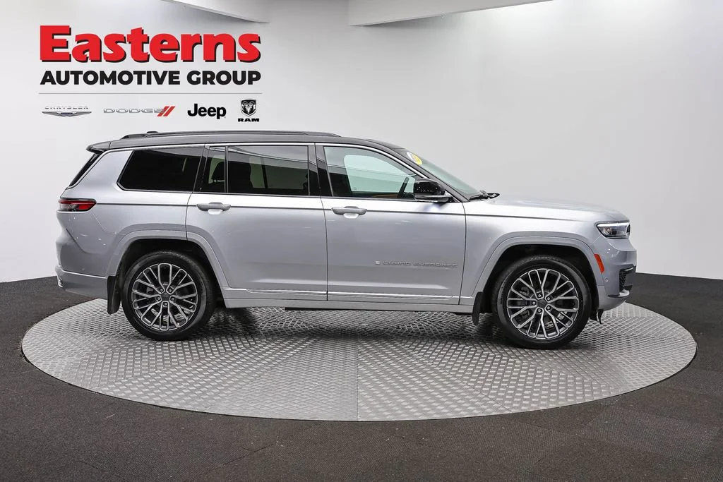 Used 2024 Silver Jeep Summit image 4