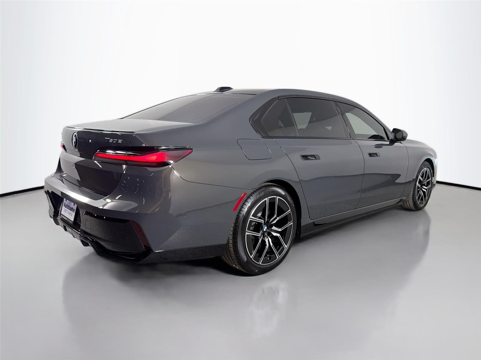 New 2026 Dravit Grey Metallic BMW 750e xDrive image 10