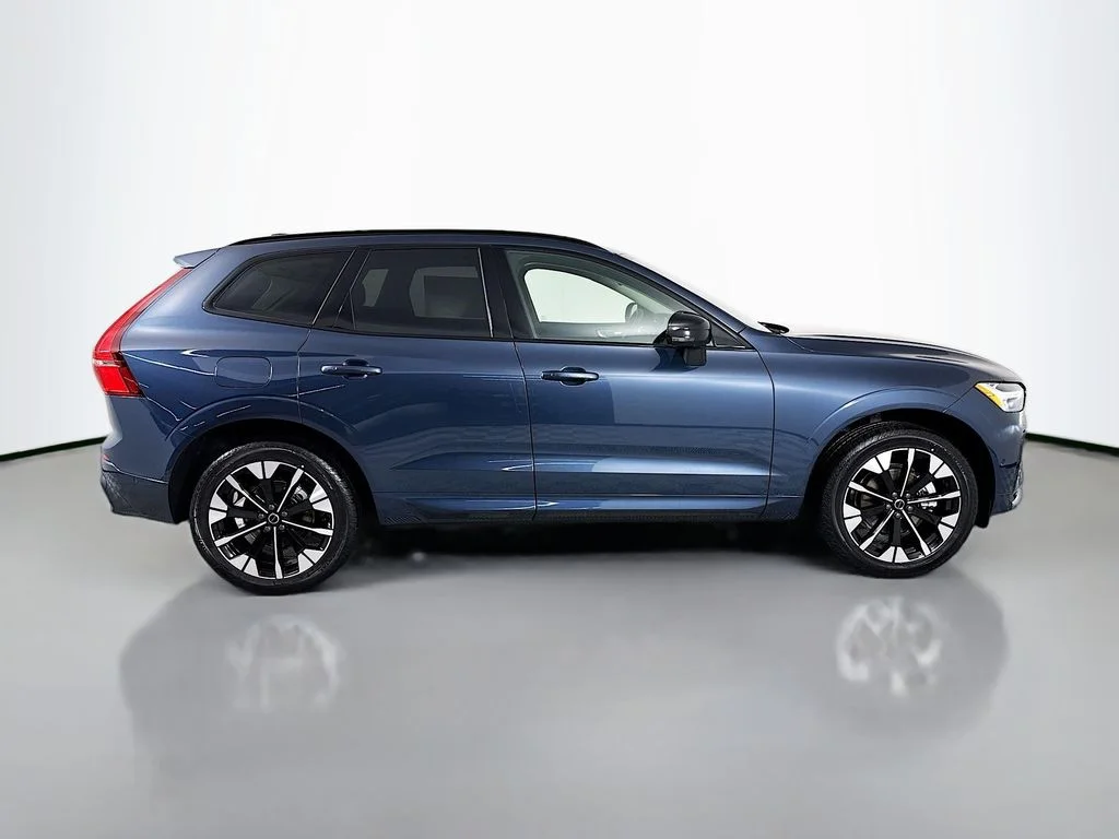 2026 Volvo XC60 Plus - Photo 8