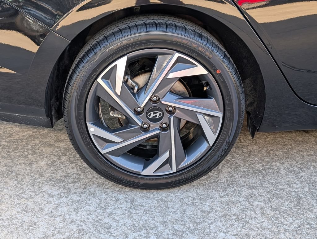 Used 2025 Black Hyundai SEL Convenience image 3