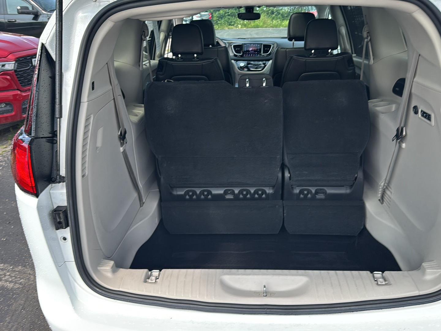 Used 2019 Bright White Clearcoat Chrysler Limited image 12