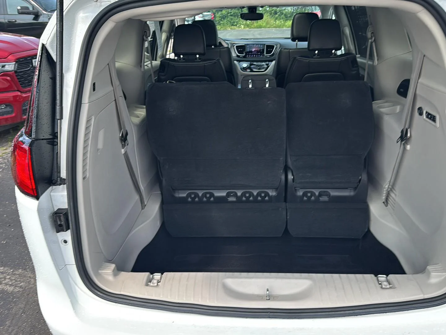 Used 2019 Bright White Clearcoat Chrysler Limited image 12