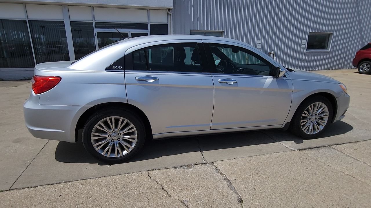 Used 2012  Chrysler Limited image 9