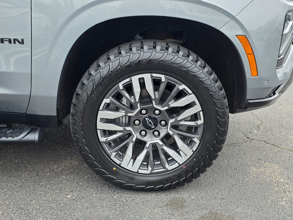 2025 Chevrolet Suburban Z71 - Photo 8