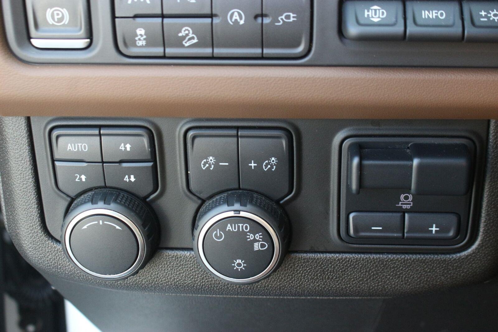 Used 2021 IRIDESCENT PEARL TRICOAT Chevrolet High Country image 31