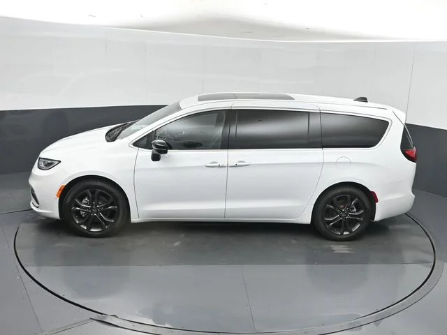 New 2026 Bright White Clear-Coat Exterior Paint Chrysler Limited image 40