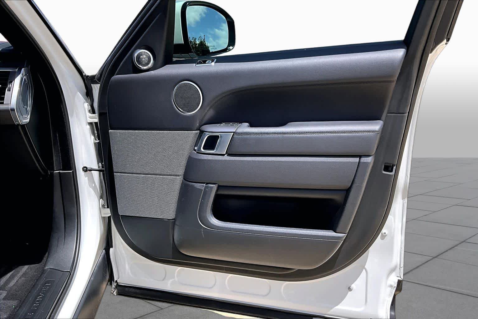 Used 2020 Yulong White Metallic Land Rover SE image 23